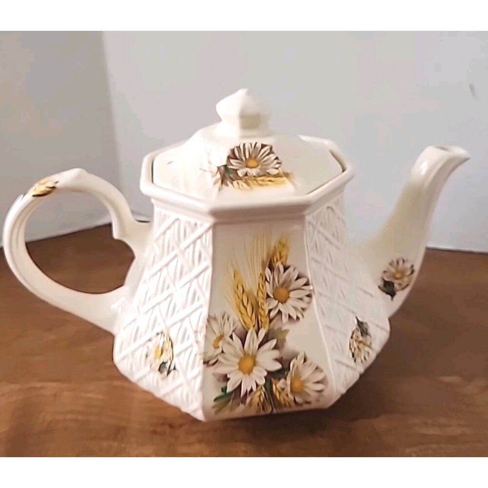 Vtg Sadler Teapot England “Windsor" Daisies And Wheat Hexagon Shape Basketweave